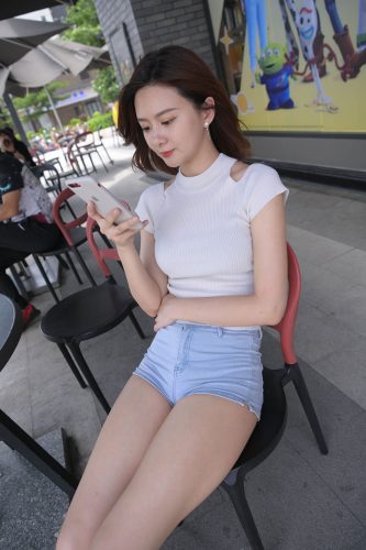 图片[1]-短发牛仔的漂亮女生【2.4G】-朵兔兔