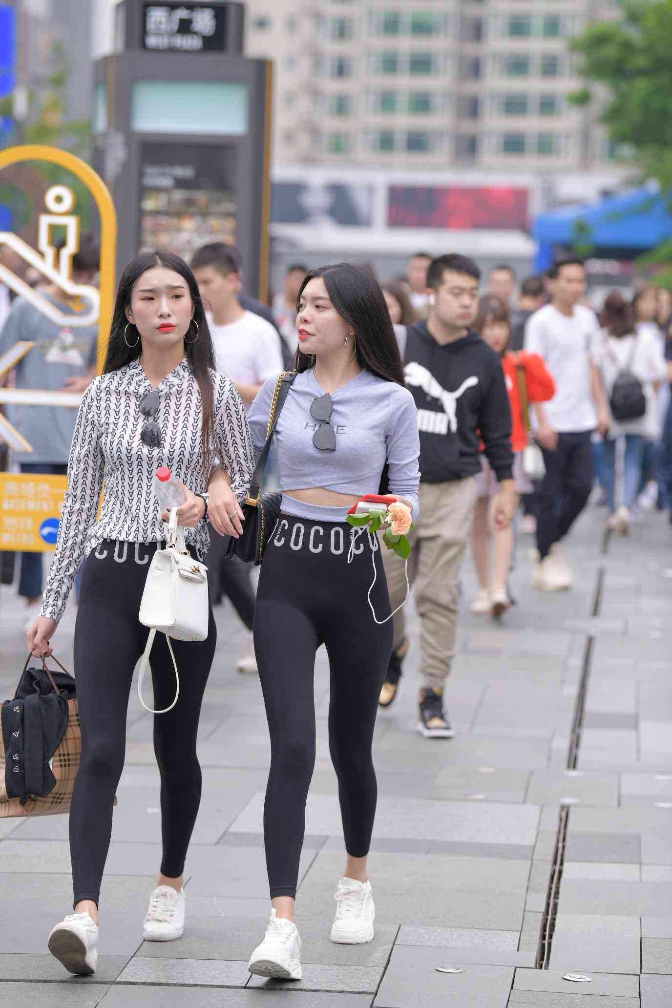 图片[2]-【免费】逛街的两个瑜伽裤姑娘【40P】04030-朵兔兔