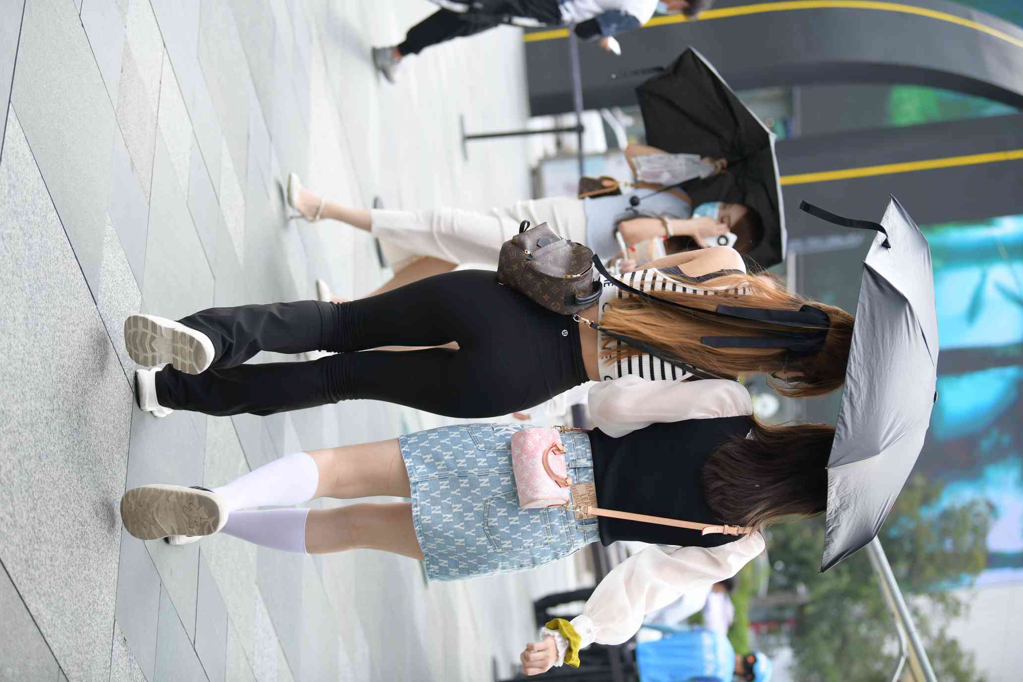 图片[3]-打伞的瑜伽裤姑娘【93P】04032-朵兔兔