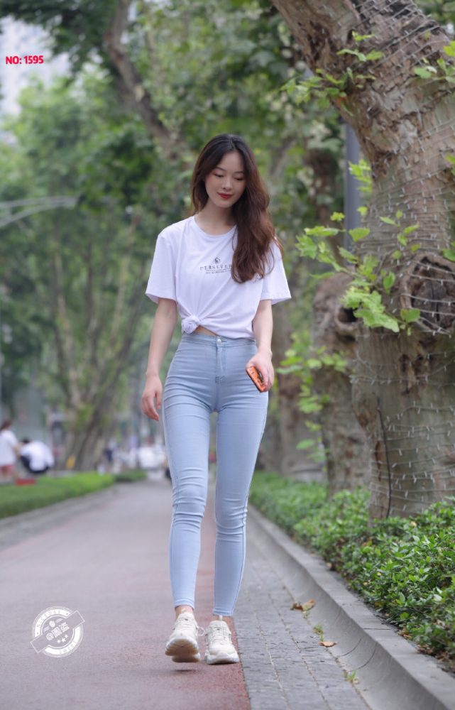 图片[1]-个子非常高的紧身牛仔裤女孩J2065 879P1V-25.5GB-朵兔兔