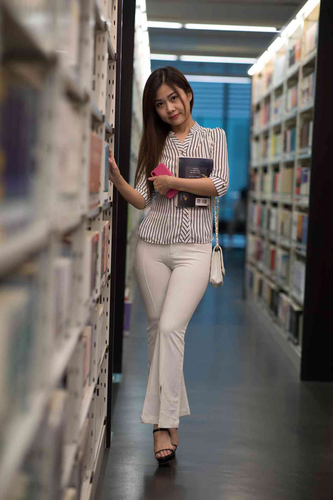 图片[5]-逛书店的白色紧身裤女孩【450P】04040-朵兔兔