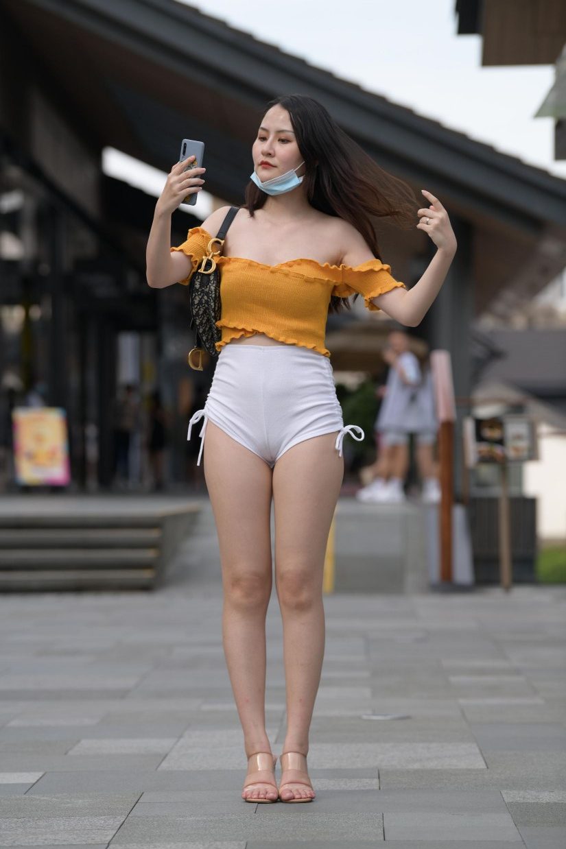 图片[1]-高腰白色短裤的漂亮女孩【767P】00065-朵兔兔
