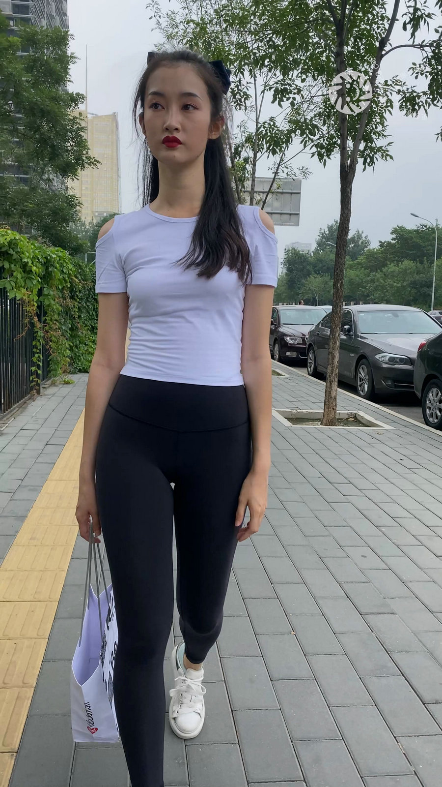 图片[1]-黑色瑜伽裤逛街的女孩J4000 MP4-7.76GB-朵兔兔