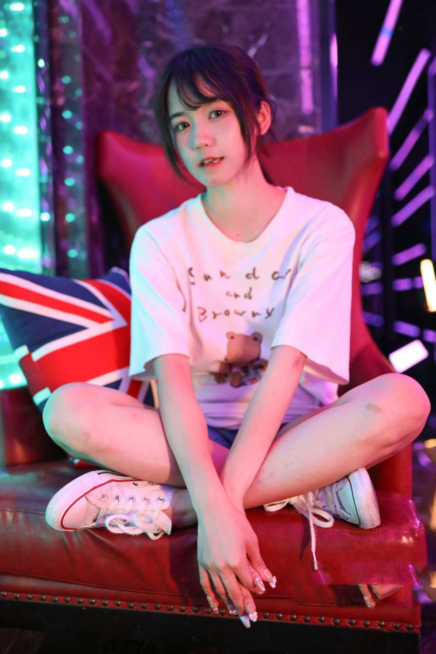 图片[2]-KTV里唱歌的长腿帆布鞋女孩【102P】20015-朵兔兔