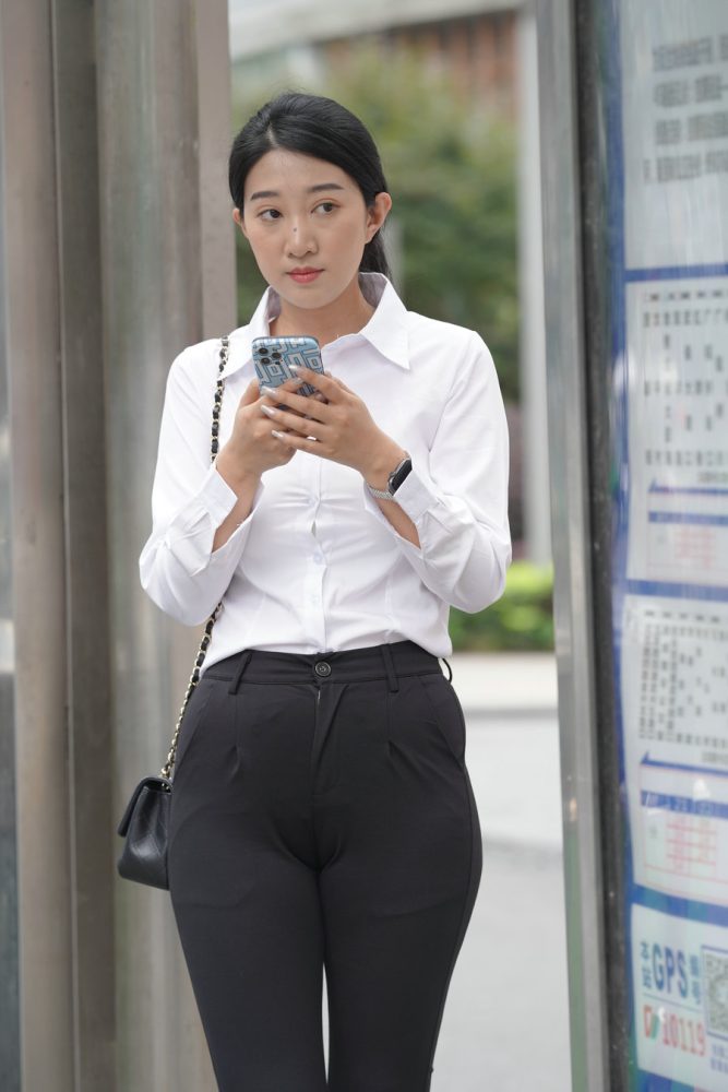 图片[3]-等公交的制服女人J2130 976P2V-29.5GB-朵兔兔
