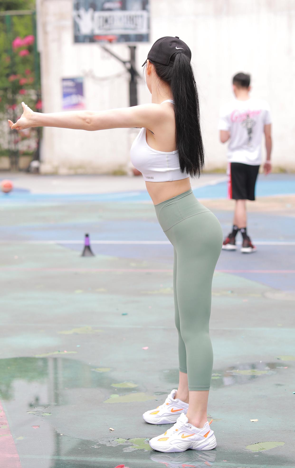 图片[1]-打扮很休闲的瑜伽裤女孩 J1600 415P3V-10.4GB-朵兔兔
