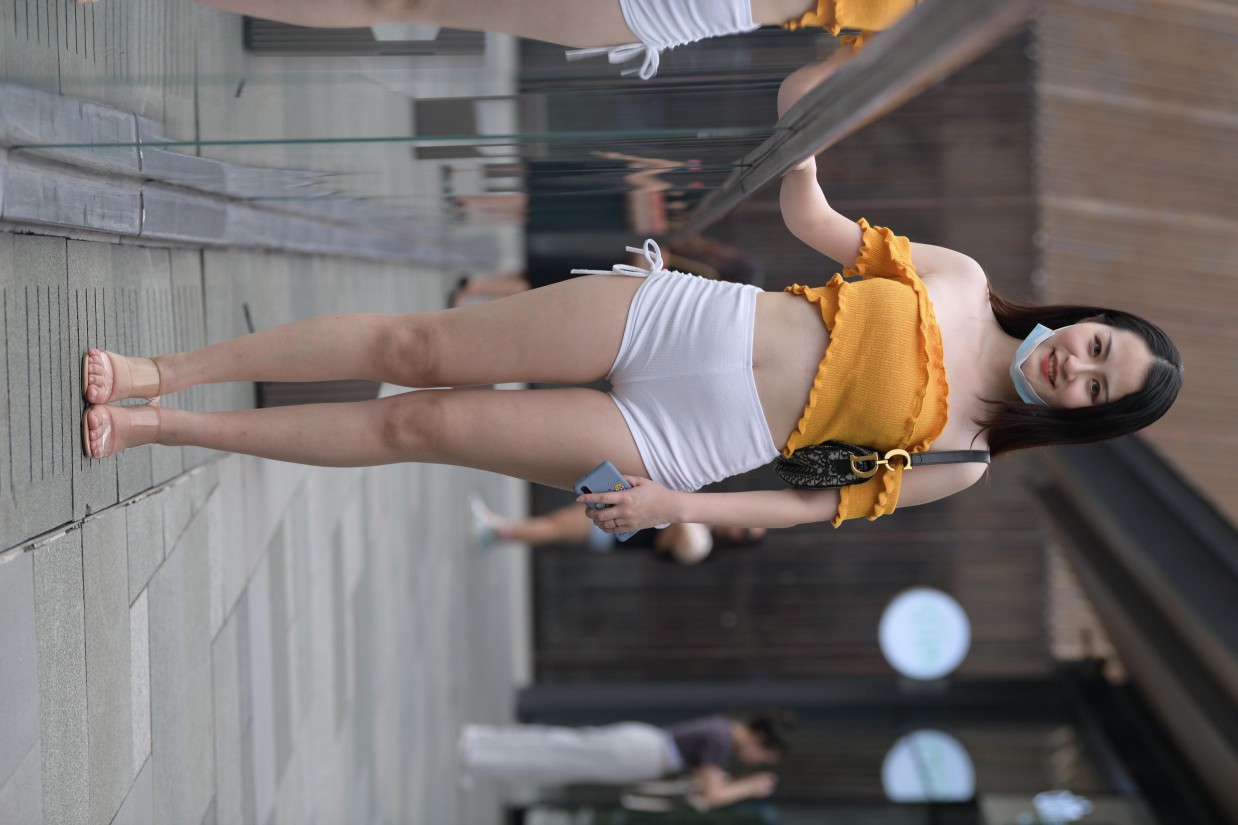 图片[2]-高腰白色短裤的漂亮女孩【767P】00065-朵兔兔