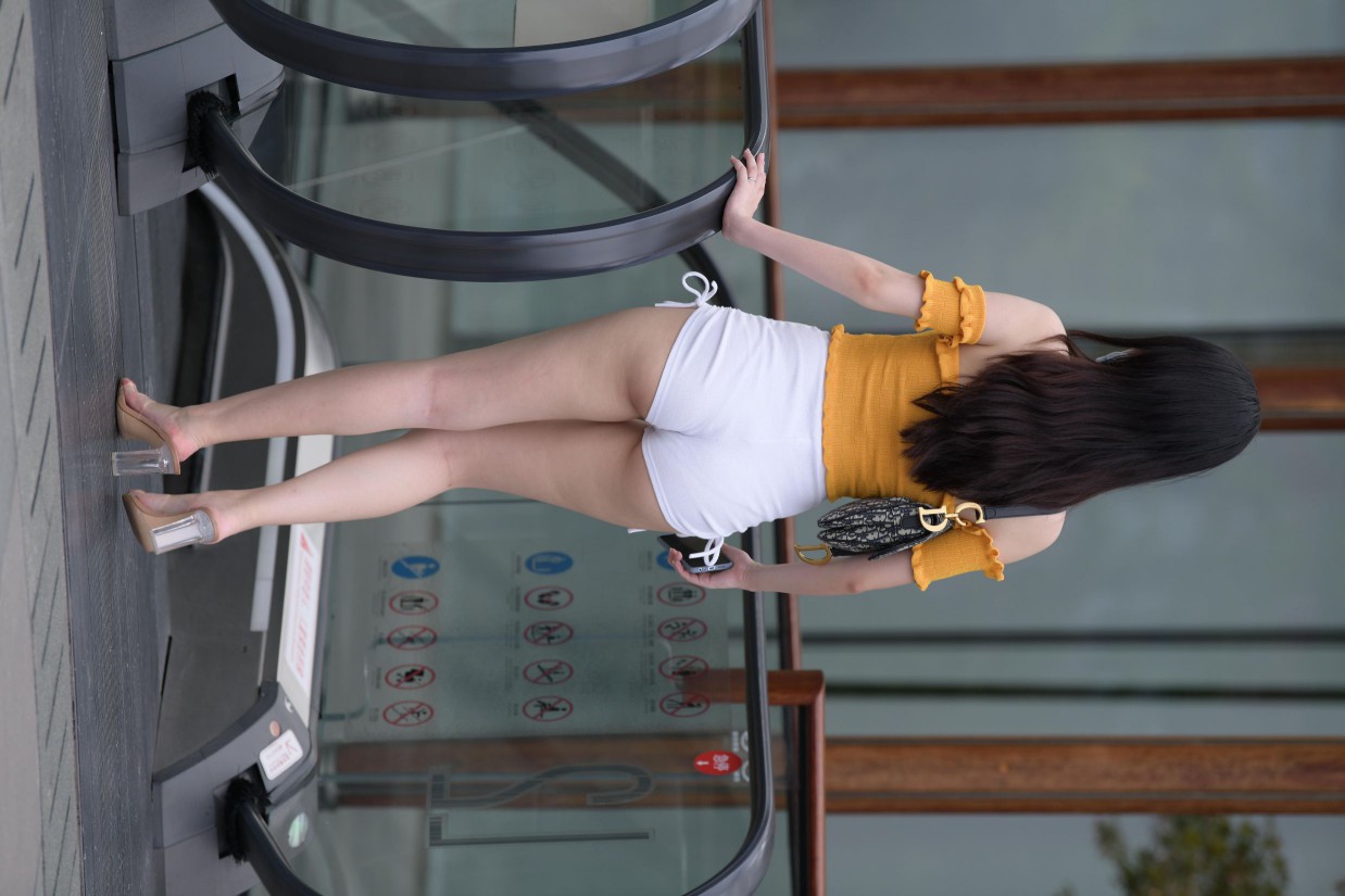 图片[3]-高腰白色短裤的漂亮女孩【767P】00065-朵兔兔