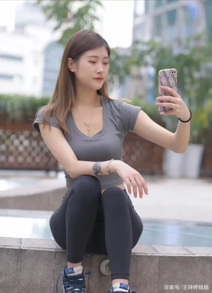 图片[2]-有小虎牙非常甜美的瑜伽裤女孩-朵兔兔