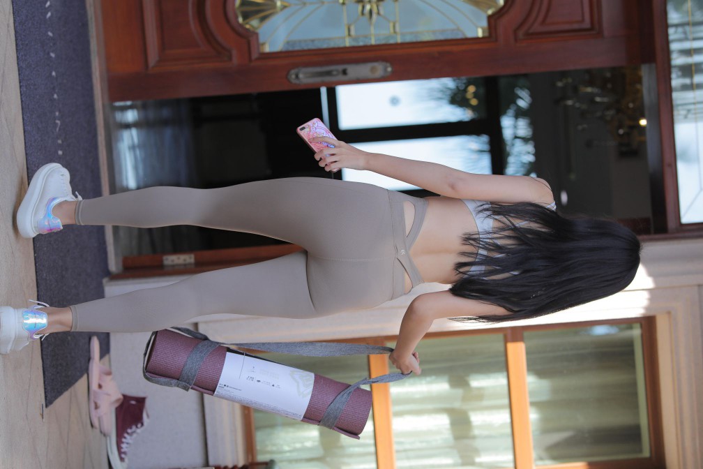 图片[5]-灰色瑜伽裤温柔的女孩【369P】00058-朵兔兔