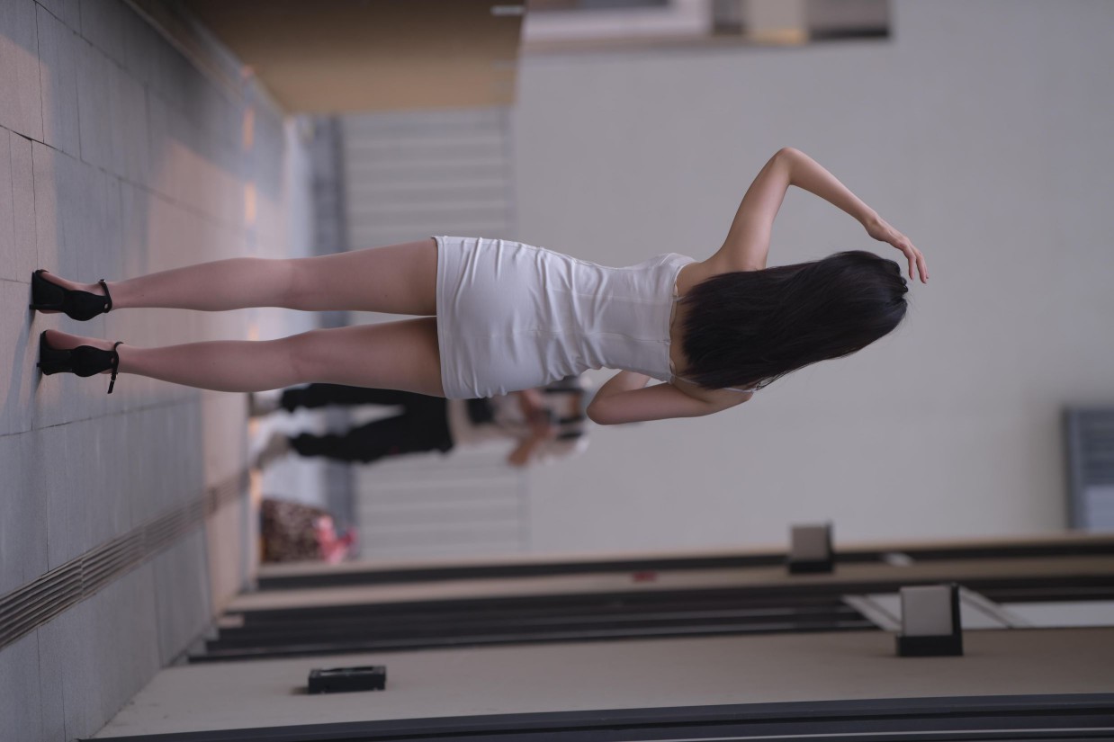 图片[4]-长发女孩紧身短裙特别显身材【245P】00040-朵兔兔