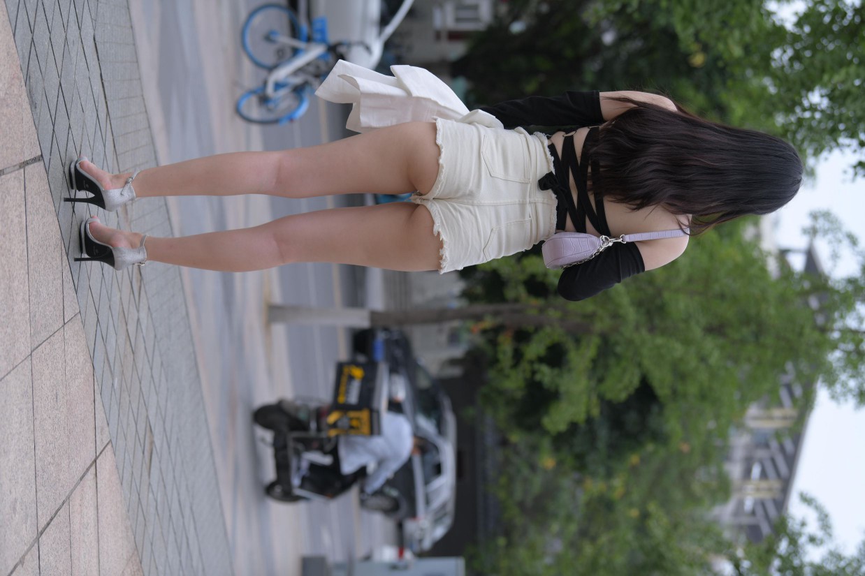 图片[5]-白色短裤的女生笑的很开心【177P】00035-朵兔兔