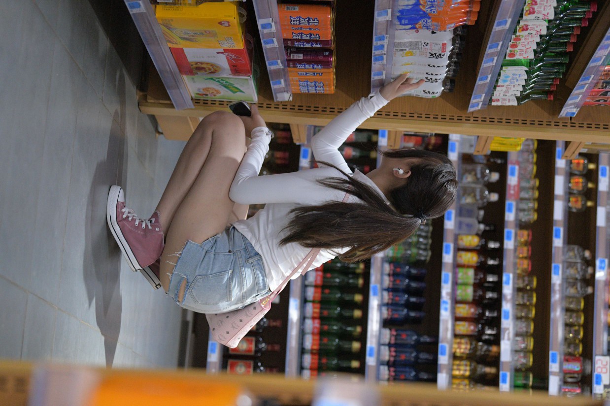 图片[5]-紧身牛仔短裤骑自行车的漂亮女孩【588P】00053-朵兔兔