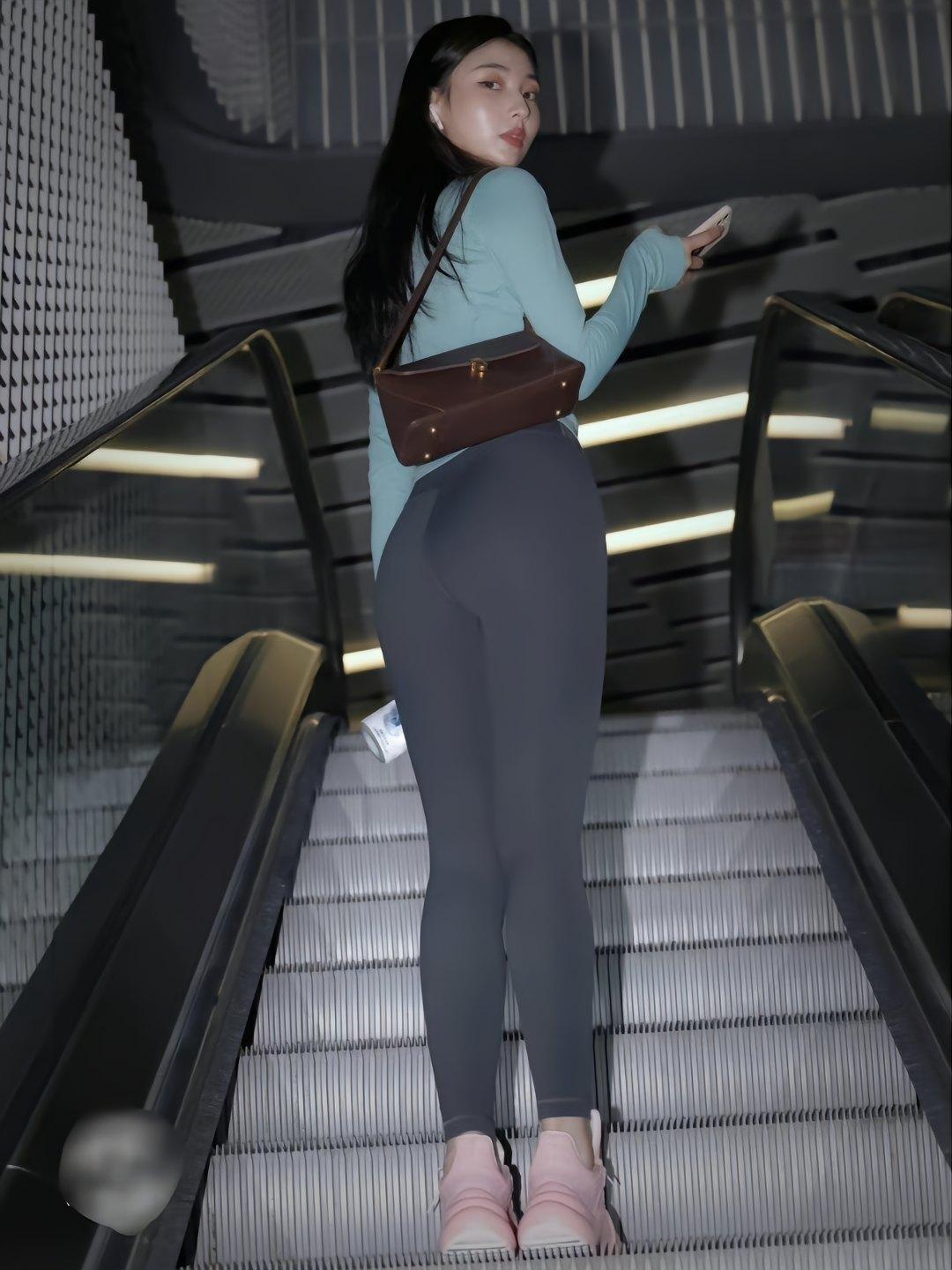 图片[1]-晚上逛商场的瑜伽裤漂亮女孩J2244 225P2V-15.1GB-朵兔兔