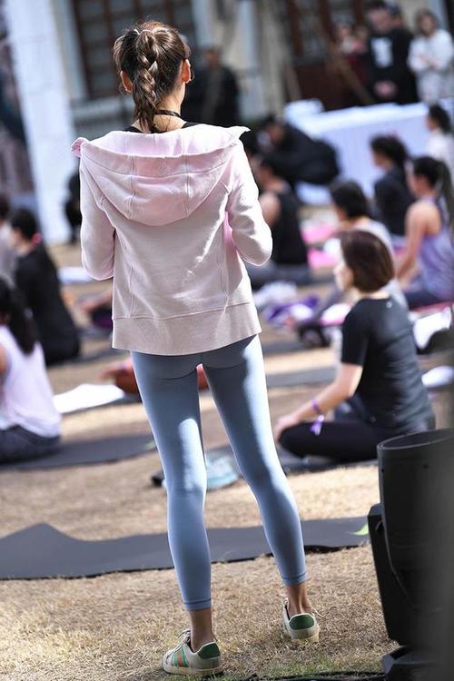 图片[2]-在广场看热闹的瑜伽裤女人-朵兔兔