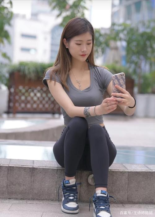 图片[1]-有小虎牙非常甜美的瑜伽裤女孩-朵兔兔