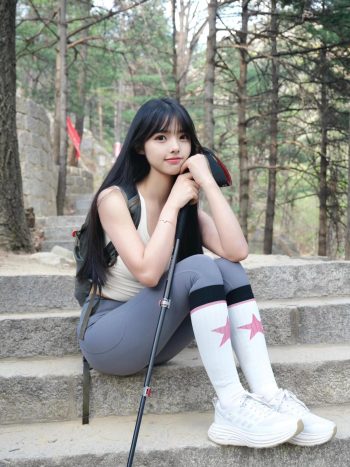 图片[1]-爱爬山的瑜伽裤MM，太甜美了！~-朵兔兔