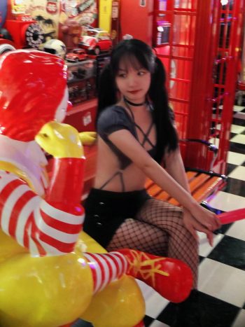 图片[3]-网格丝袜的清纯双马尾小姑娘-朵兔兔
