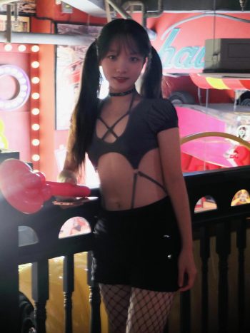图片[2]-网格丝袜的清纯双马尾小姑娘-朵兔兔