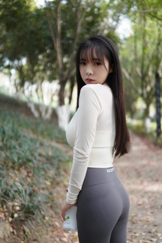 图片[9]-穿瑜伽裤爬山的长发少女-朵兔兔