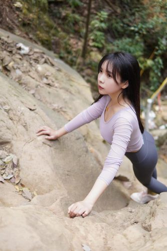 图片[8]-穿瑜伽裤爬山的长发少女-朵兔兔