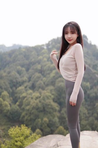 图片[3]-穿瑜伽裤爬山的长发少女-朵兔兔