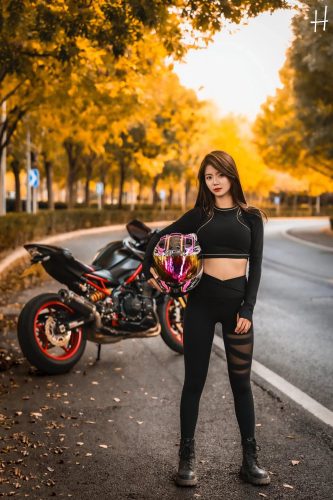 图片[1]-骑摩托车的瑜伽裤美女身材太好了！-朵兔兔