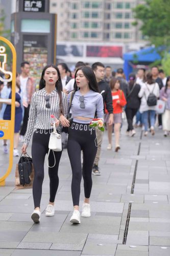 【免费】逛街的两个瑜伽裤姑娘【40P】04030-朵兔兔