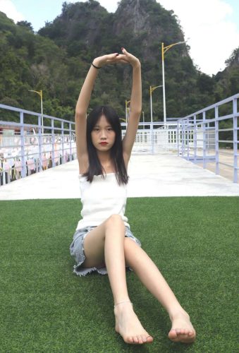 坐在草地上的长发女孩【172P】20012-朵兔兔