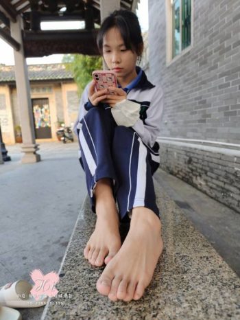 【免费】专心致志玩手机的女孩【42P】20028-朵兔兔