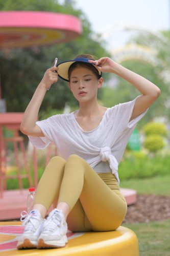 戴着遮阳帽的瑜伽裤女孩J2965 796P1V-27.1GB-朵兔兔