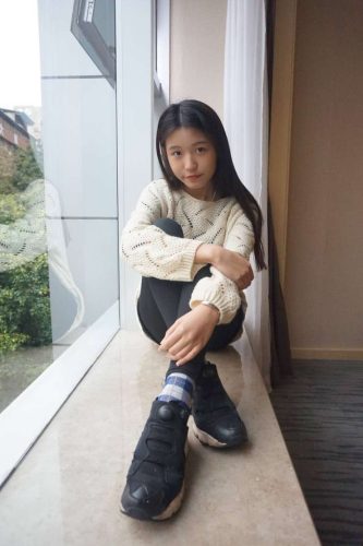 眼神很清澈的赤脚女孩【59P】20020-朵兔兔