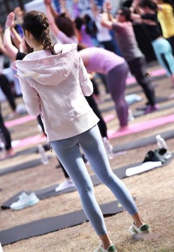 在广场看热闹的瑜伽裤女人-朵兔兔