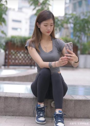 有小虎牙非常甜美的瑜伽裤女孩-朵兔兔