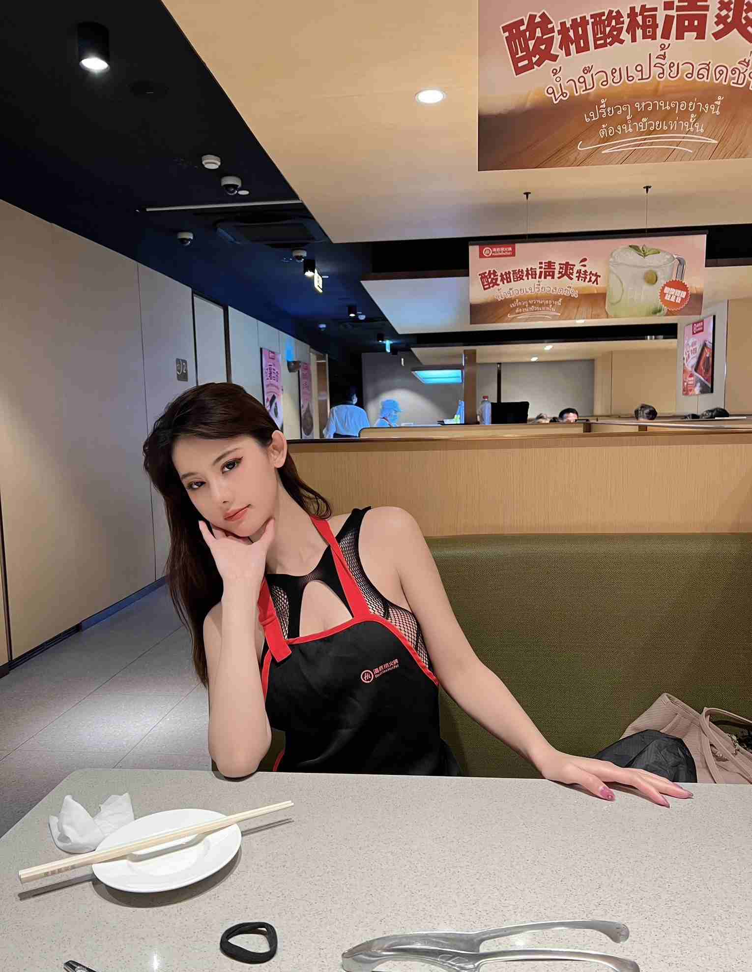 图片[1]-海底捞惊现黑丝网美女！反差感直接拉满🔥（附视频）-朵兔兔