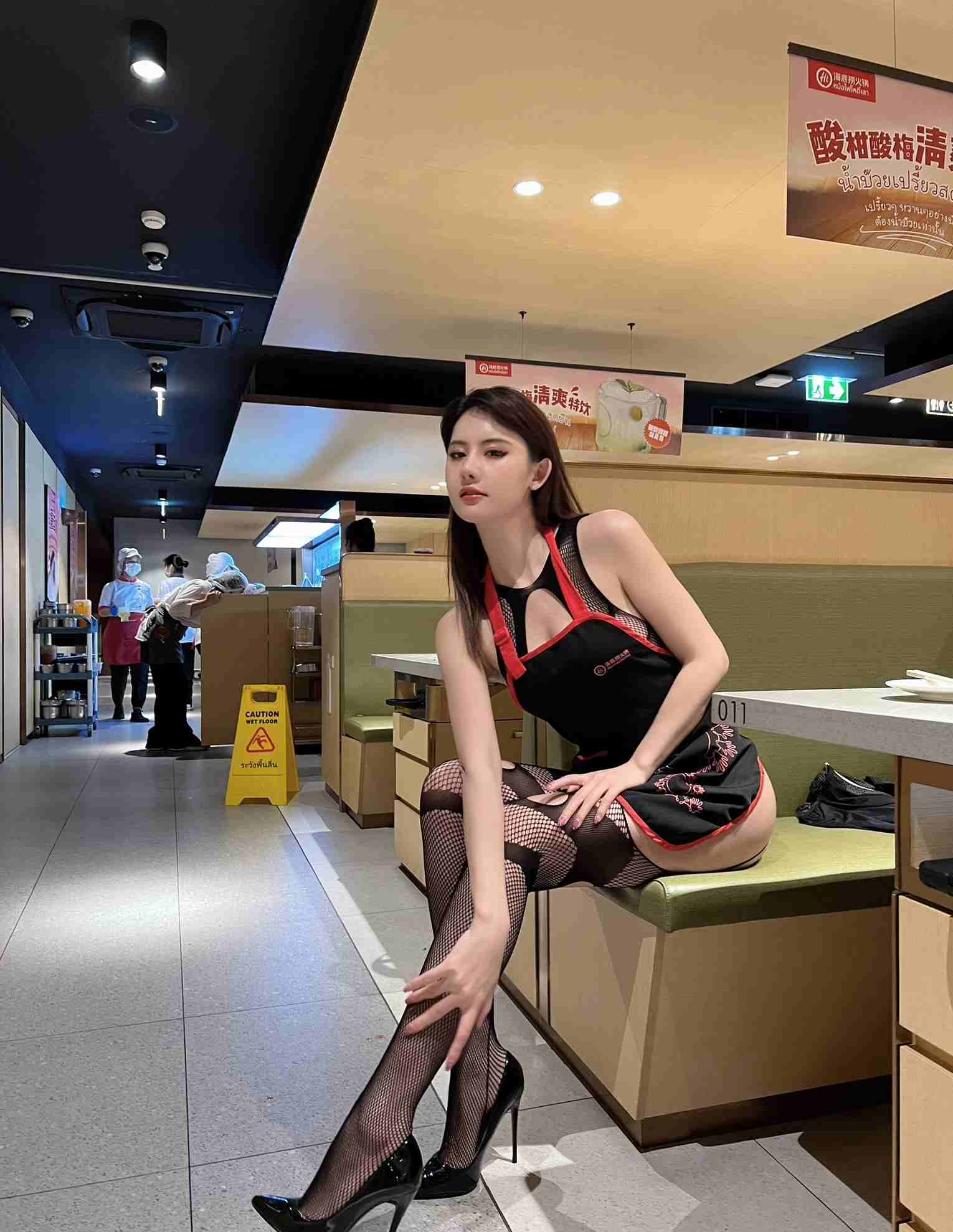 图片[3]-海底捞惊现黑丝网美女！反差感直接拉满🔥（附视频）-朵兔兔