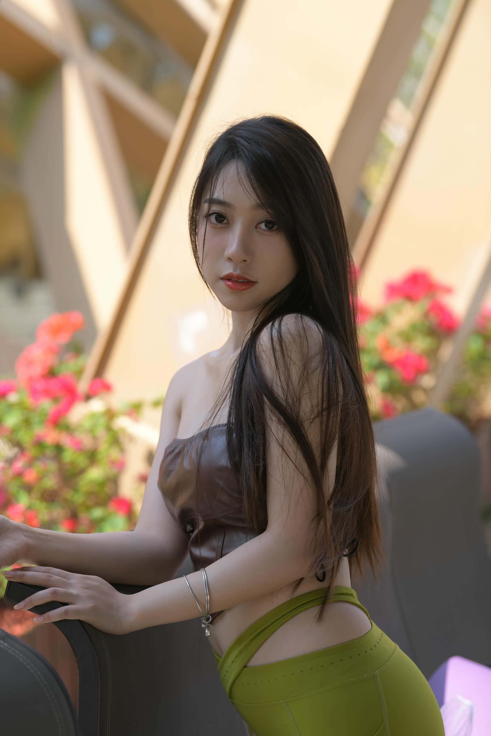 图片[1]-穿绿色瑜伽裤的女孩【669P】P213-朵兔兔