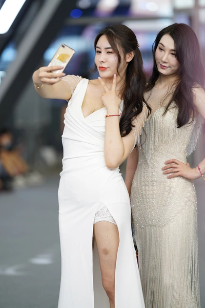 精选街拍作品 NO.3749 白色长裙美腿美胸-朵兔兔