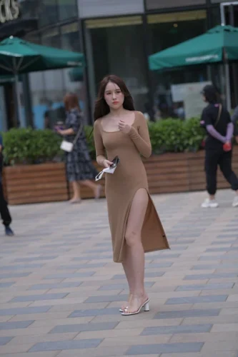 精选街拍作品 NO.3857 美丽修身长裙-朵兔兔